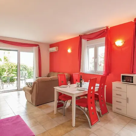 1 Bedroom Beautiful In Appartement Makarska